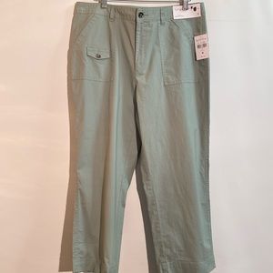NWT Northern Reflections capri pants. Size 8